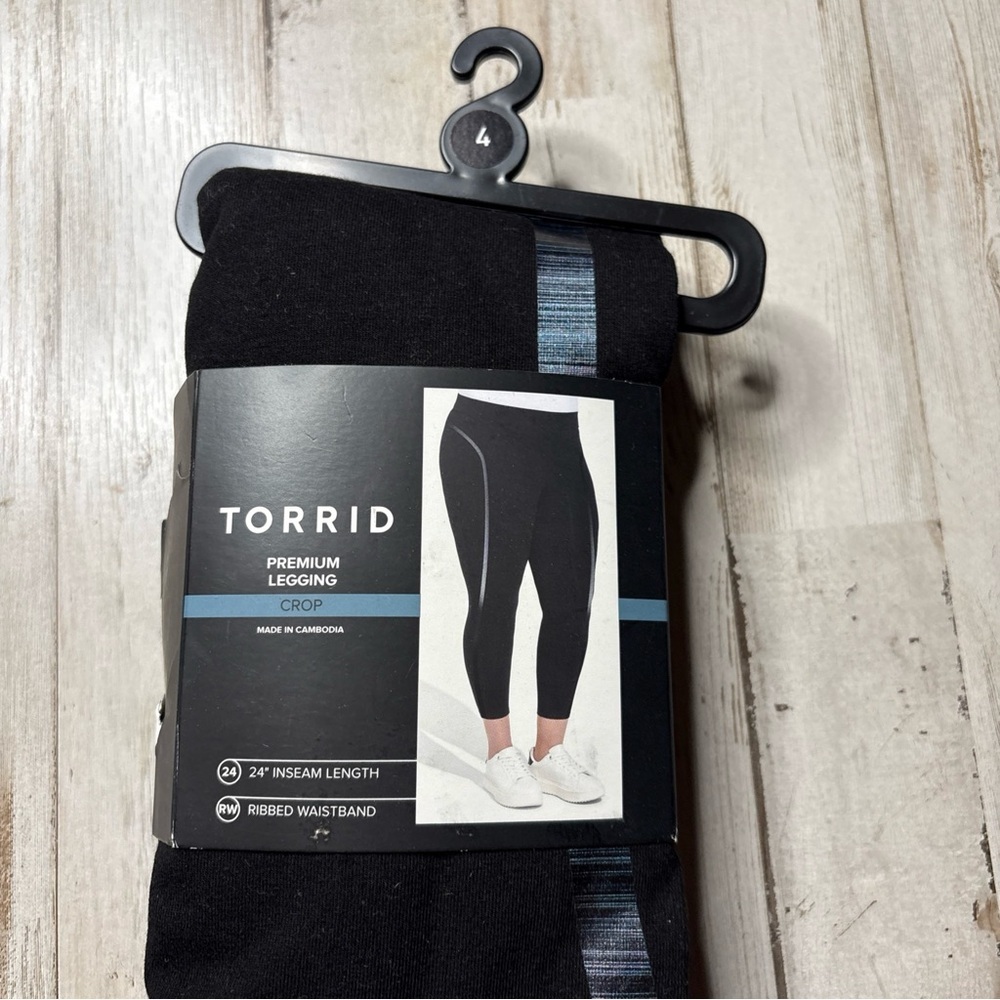 Torrid Premium Crop Leggings Foiled Deep Black
Size 4X (26) NWT! - Picture 14 of 15